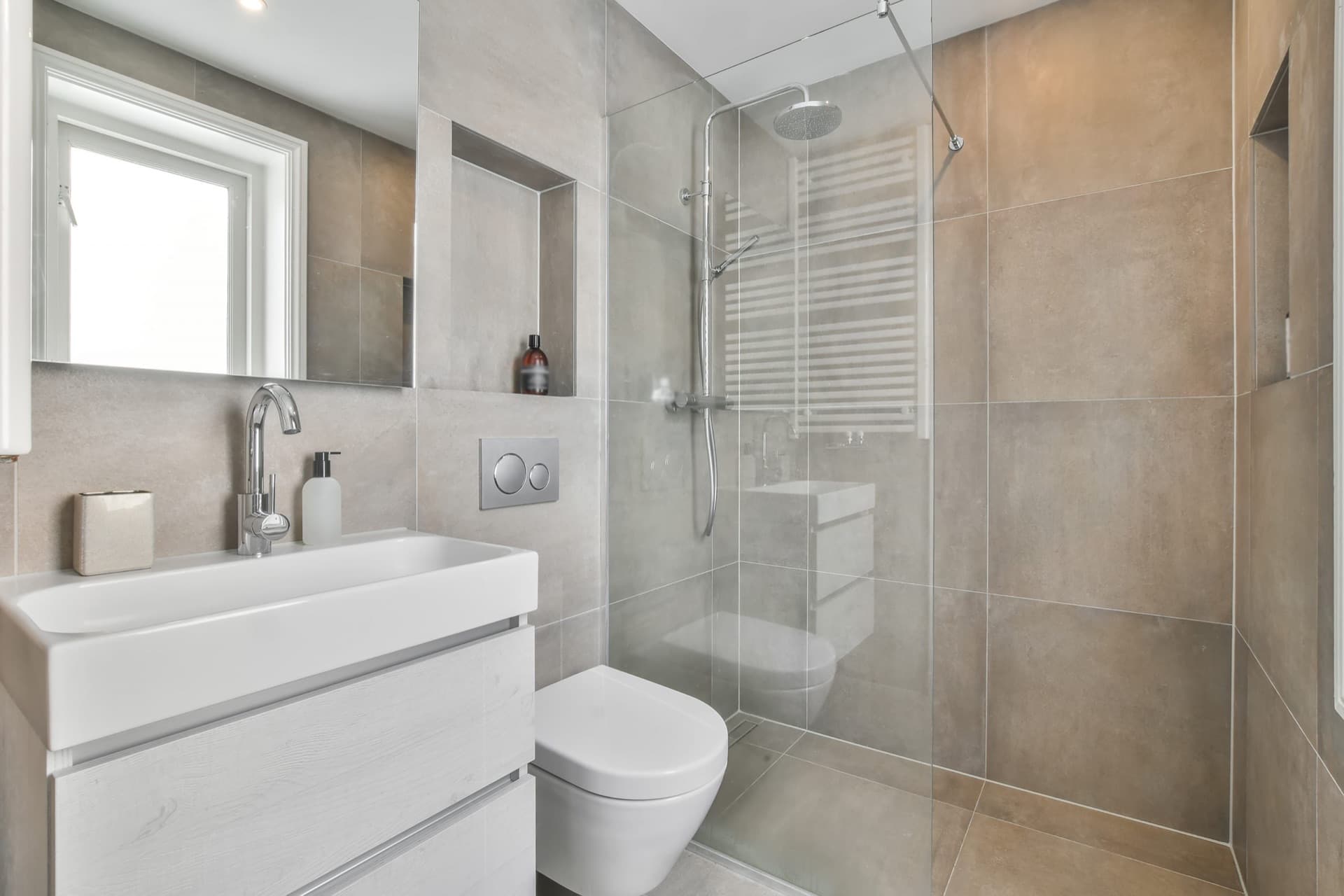 Douche à l’italienne avec paroi vitrée et carrelage grand format