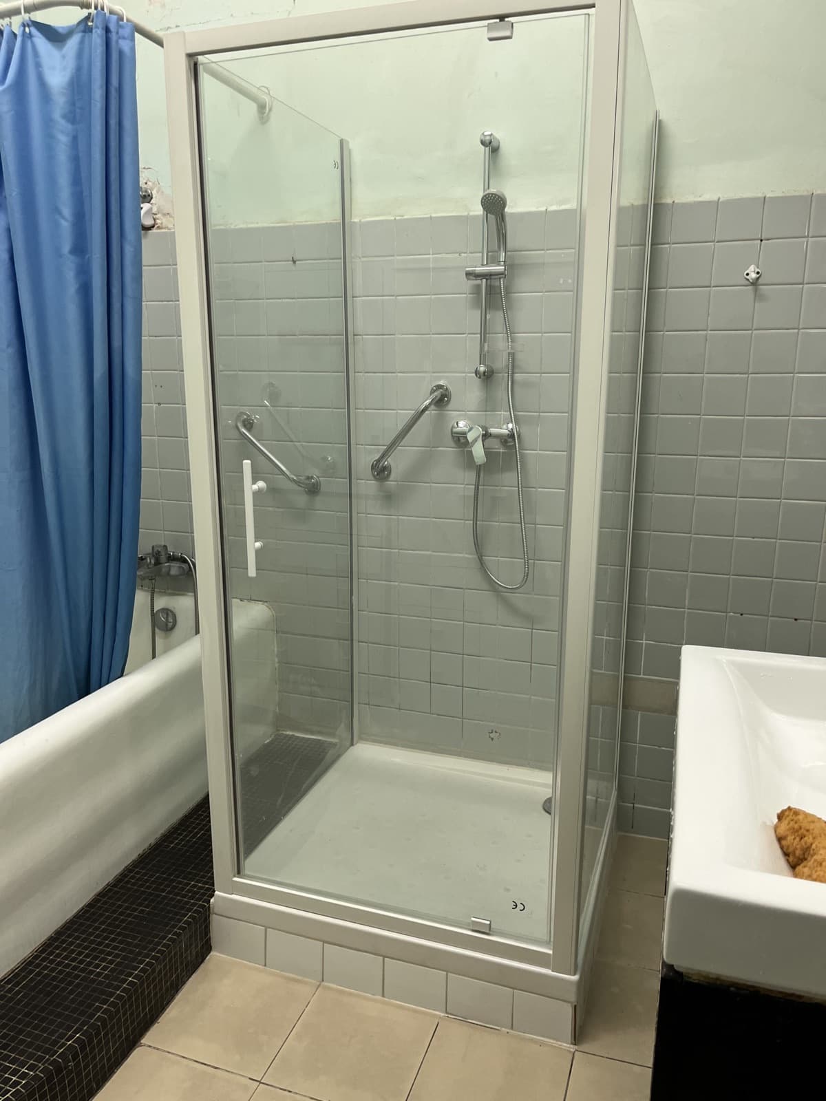 Cabine de douche installée à la place d’une baignoire