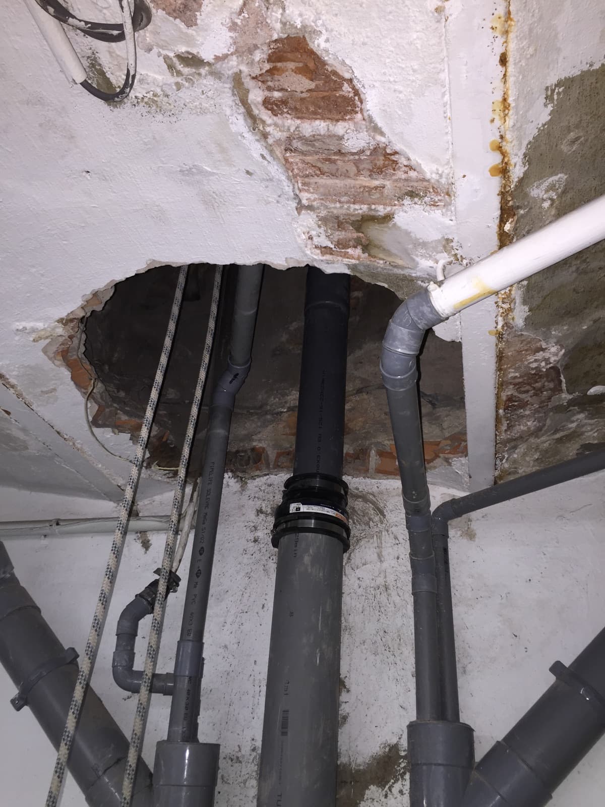 Canalisation dégagée lors d’une recherche de fuite